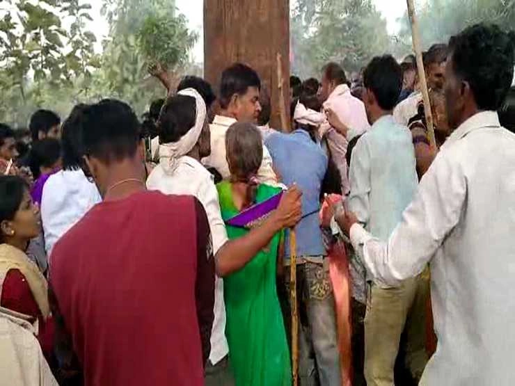 मुसीबत बना महुआ का 'चमत्कारी' पेड़, रोकने पर श्रद्धालुओं ने पुलिस पर किया हमला