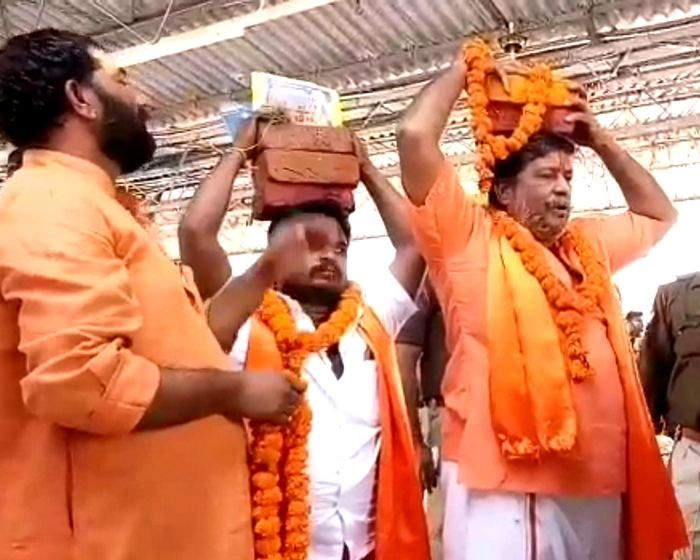 रामेश्वरम में पूजित ईंटें लेकर अयोध्या पहुंचे रामभक्त - Ayodhya : Ram bhakt brings bricks from Rameshwaram