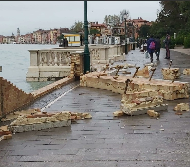 लहरों ने तबाह की वेनिस की खूबसूरती, 50 सालों के इतिहास में सबसे भयावह जलप्रलय