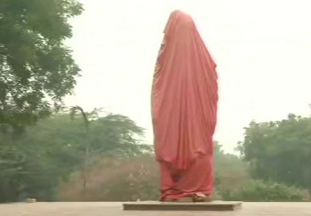 JNU में उपद्रवियों ने स्वामी विवेकानंद की मूर्ति को नुकसान पहुंचाया, मचा बवाल - Swami Vivekananda statue inside JNU was vandalized by miscreants.More