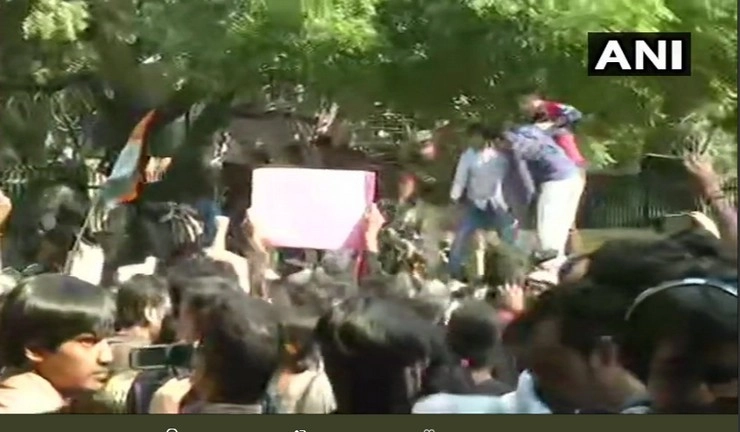 फीस बढ़ोतरी को लेकर JNU छात्रों का संसद तक मार्च, पुलिस ने बीच में रोका, धारा 144 लागू - jnu fee hike protests, students to march to parliament today