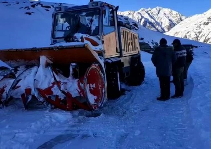 उत्तरकाशी में बर्फ में फंसे ITI के 7 छात्र, SDRF ने बचाई 6 की जान, 1 की ठंड से मौत - ITI student dies of cold in Uttarkashi, six others rescued