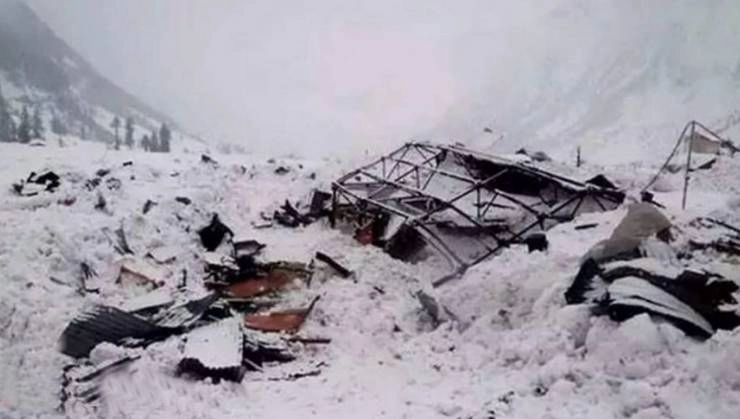 उत्तरी सियाचिन में बर्फीले तूफान से सेना के 4 जवानों और दो कुलियों की मौत - 4 Army person killed in North Siachen due to icy storm