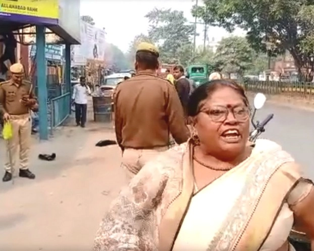 यूपी में महिला की दबंगई से पुलिस भी हुई नतमस्तक