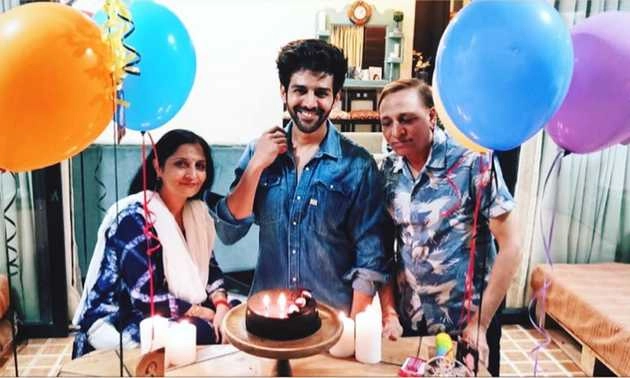 कार्तिक आर्यन ने फैमिली संग सेलिब्रेट किया बर्थडे, शेयर की तस्वीरें - kartik aaryan birthday celebration with family share photos