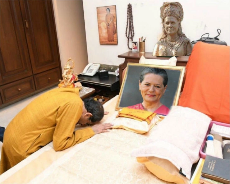 क्या सोनिया गांधी के सामने नतमस्तक हुए उद्धव ठाकरे...जानिए वायरल तस्वीर का पूरा सच... - Viral photo claims Uddhav Thackeray bows down before Sonia Gandhi photo