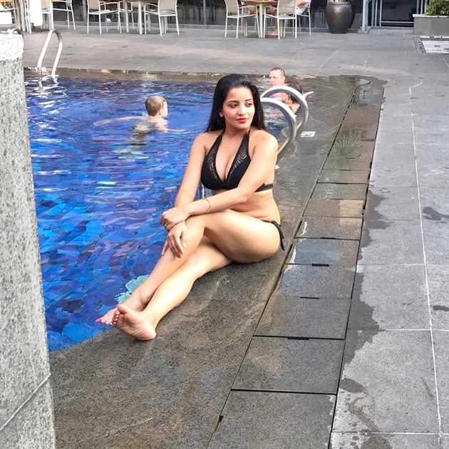 बिकिनी पहन स्विमिंग पूल में उतरीं मोनालिसा, वायरल हुईं ये बोल्ड तस्वीरें - monalisa hot bikini photo in swimming pool driving viral