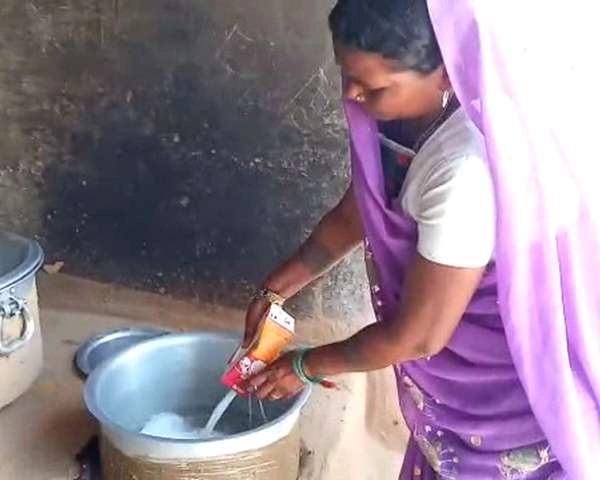 योगी राज में 81 बच्चों को बांटा गया एक लीटर दूध, VIDEO में देखें मिड-डे मील की हकीकत - UP : 1 litre milk diluted with one bucket water served to over 80 student