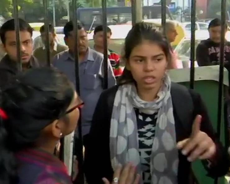 हैदराबाद की हैवानीयत से आहत युवती का दिल्ली में धरना, पुलिस उठाकर ले गई
