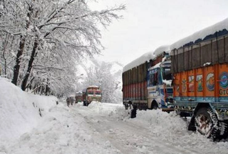 उत्तर कश्मीर में सड़कों पर 3-4 इंच बर्फ जमी, कई इलाकों का घाटी से टूटा संपर्क - Snowfall in north Kashmir