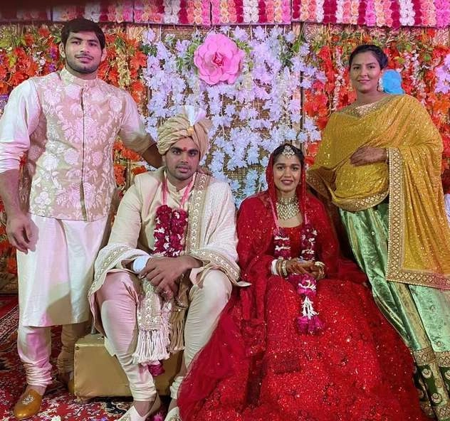 Babita Phogat married | आठ फेरे लेकर पहलवान विवेक संग शादी के बंधन में बंधीं बबीता फोगाट