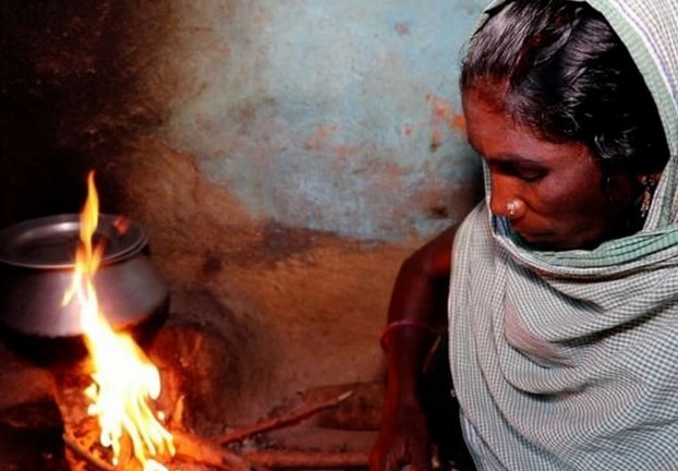 Jharkhand | झारखंड : भूख से मरे या बीमारी से, कौन तय करेगा?- ग्राउंड रिपोर्ट