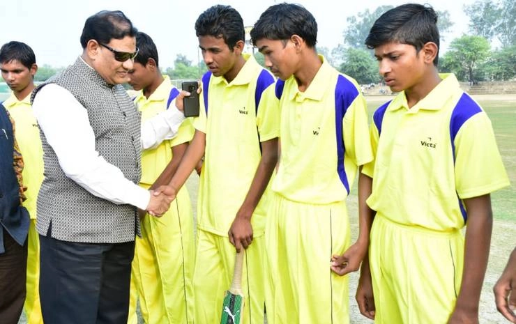 दिव्यांगजनों को सकारात्मक माहौल प्रदान कर प्रोत्साहित करें : कमिश्नर डॉ. भार्गव - Divyang Division Level Cricket Competition