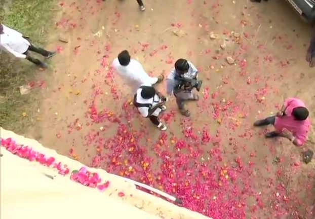 हैदराबाद पुलिस के समर्थन में सड़कों पर उतरे लोग, एनकाउंटर के बाद बरसाए फूल - Locals had showered rose petals on Hyderabad Police personnel