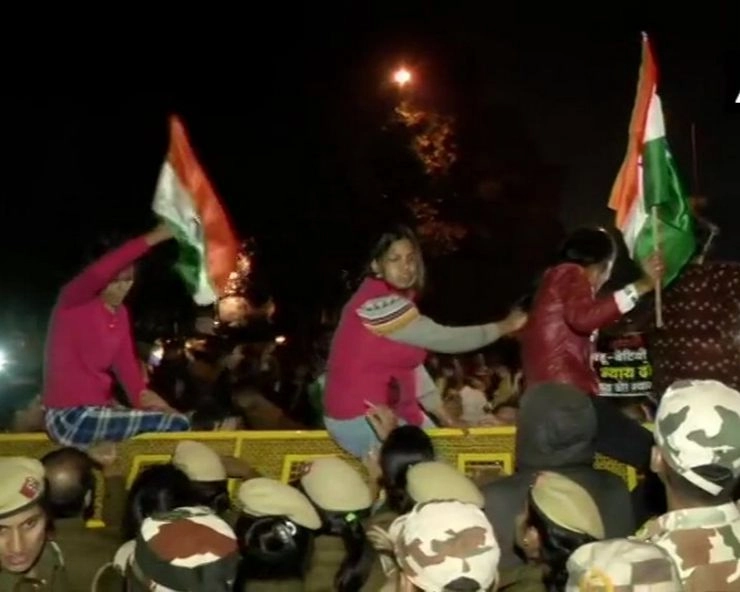 Unnao case : दिल्ली में कैंडल मार्च, प्रदर्शनकारियों पर पानी की बौछार