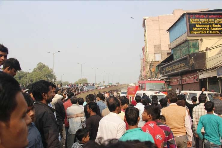 Delhi fire | दिल्ली अग्निकांड : जिंदा बचे व्यक्ति ने सुनाई खौफनाक हादसे की दास्तां, आप कांप उठेंगे