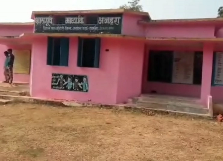 स्कूल में अंधविश्वास का डेरा, भूत-प्रेत की दहशत से शिक्षक पढ़ाई की जगह करवा रहे हैं झाड़फूंक - Superstition terror in school of Shahdol district of Madhya Pradesh