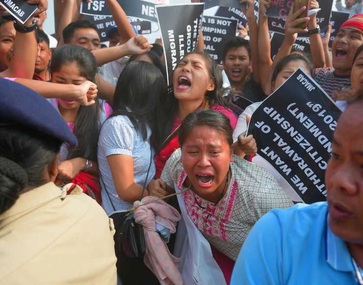 CAB : असम में प्रदर्शन के दौरान छात्रों और पुलिस के बीच झड़प, 8 ट्रेनें रद्द, कई के समय बदले - CitizenshipAmmendmentBill2019 Rajya Sabha Amit Shah Assam