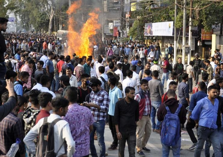 CAB को लेकर असम में व्यापक विरोध प्रदर्शन, गुवाहाटी और डिब्रूगढ़ में कर्फ्यू, मंत्रियों के घर पर हमला