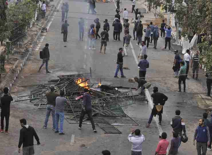 CAB : असम में प्रदर्शनकारियों पर चलाई गोली, पथराव भी हुआ - Citizenship Amendment Bill Protesters in Assam