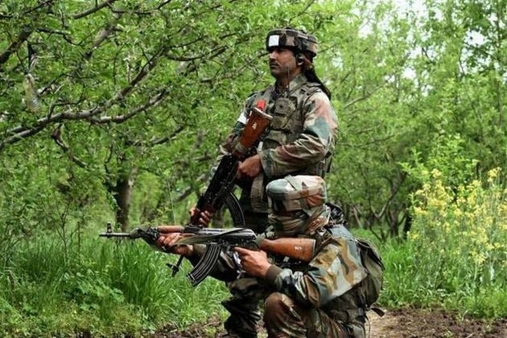 दुनिया Corona से डरी, पाकिस्तान दाग रहा है भारत में गोलियां - indian army porter injured as pakistan violates ceasefire along borders officials
