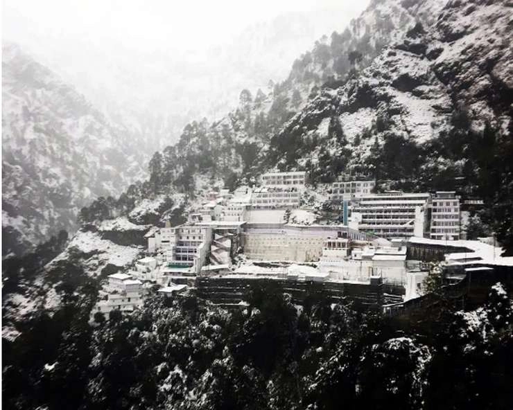 बर्फ का नजारा और भगवती दर्शन की है इच्छा तो चले आइए वैष्णो देवी के दरबार में - Snowfall Mata Vaishno Devi Temple,