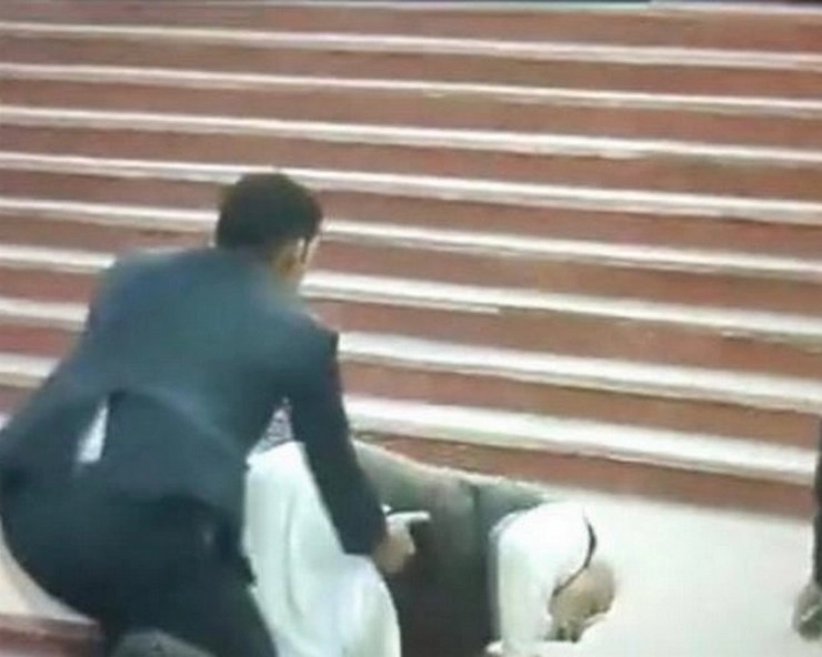 video : गिर पड़े प्रधानमंत्री नरेन्द्र मोदी, सुरक्षाकर्मियों के हाथ-पांव फूले...
