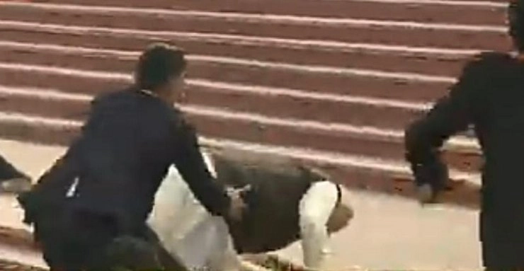 गंगा की सीढ़ियों पर पीएम  के लड़खड़ाने पर कमलनाथ के मंत्री का तंज,कहा झूठ बोलने की मिली सजा