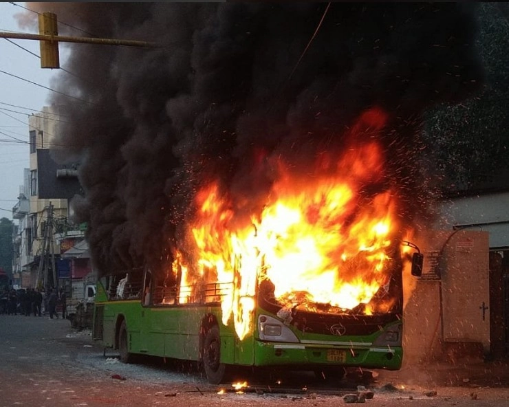 असम से दिल्ली पहुंची आक्रोश की 'आग', डीटीसी की 6 बसें जलाईं, हिंसा के बाद 15 मेट्रो स्टेशन बंद - Opposition to the Citizenship Amendment Bill in Delhi