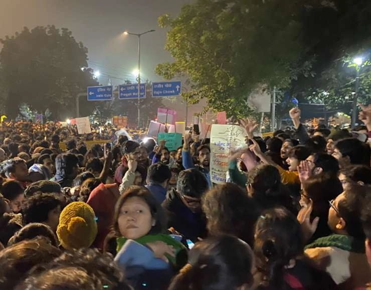 Ground Report : जामिया में पुलिस के डर के चलते हॉस्टल छोड़कर जाने को मजबूर छात्र, विरोध प्रदर्शन जारी - Ground report : Jamia Millia Islamia university campus