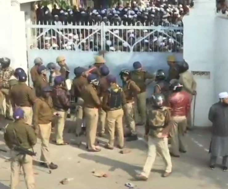 Section 144 applies in Uttar Pradesh | UP : नदवतुल उलेमा कॉलेज में छात्रों ने पुलिस पर किया पथराव, उत्तरप्रदेश में धारा 144 लागू