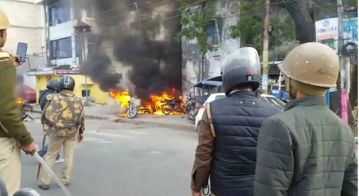 Live : लखनऊ में हिंसक हुआ प्रदर्शन, पुलिस पर पथराव कर गाड़ियों को लगाई आग