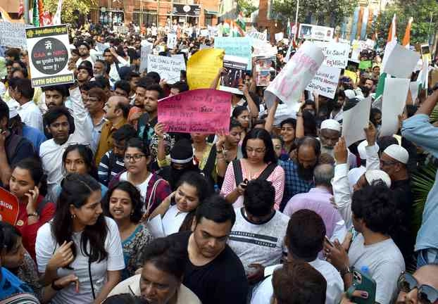 CAA को लेकर भिड़े वाम छात्र और भाजपा कार्यकर्ता - Left students and BJP workers clashed over CAA case