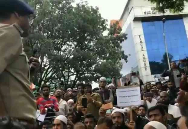 बेंगलुरु में DCP ने प्रदर्शनकारियों के साथ गाया राष्‍ट्रगान, हो गया कमाल, वीडियो वायरल
