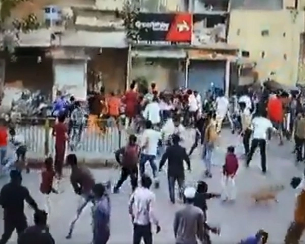 तिरंगा थामे युवा बने पुलिस की ढाल, हिंसक भीड़ से बचाया - Ahmedabad : Men holding Tiranga Saved police from mob