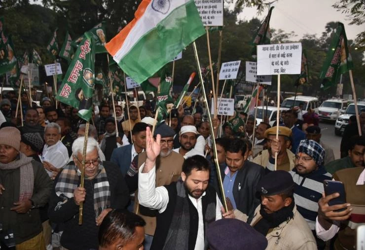 RJD's Bihar closed | CAA के खिलाफ बिहार में RJD का बिहार बंद, कार्यकताओं का उग्र प्रदर्शन