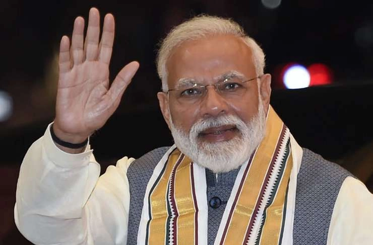 वाराणसी पहुंचे नरेंद्र मोदी, देंगे 1200 करोड़ की परियोजनाओं की सौगात - PM Modi in Varansi