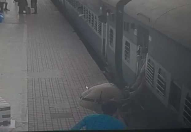 प्लेटफार्म और रेलवे ट्रेक के बीच फंसा महिला का पैर, पुलिसकर्मी ने बचाई जान, वीडियो वायरल
