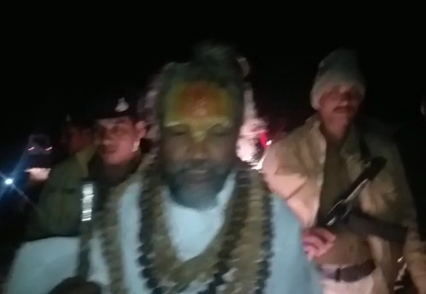 रात 12 बजे एक्शन में आए कम्प्यूटर बाबा, नर्मदा तट पर जब्त किए 3 करोड़ के डंपर - Computer Baba Keeps 'Vigil' Near Narmada River To Prevent Sand Mining