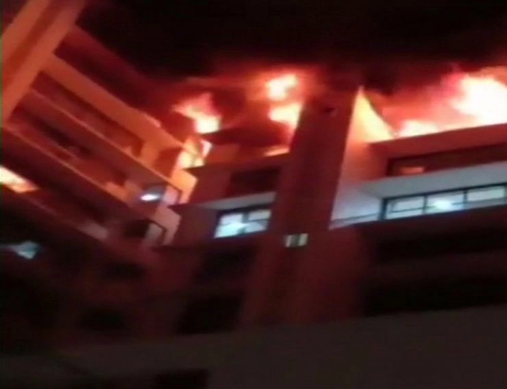 मुंबई की रिहायशी इमारत में लगी आग पर पाया काबू, 5 लोगों को सुरक्षित बचाया