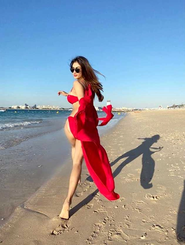 बिकिनी पहन समंदर किनारे दौड़ती नजर आईं मौनी रॉय, तस्वीरें वायरल - mouni roy latest bikini photos from her bali vacation went viral