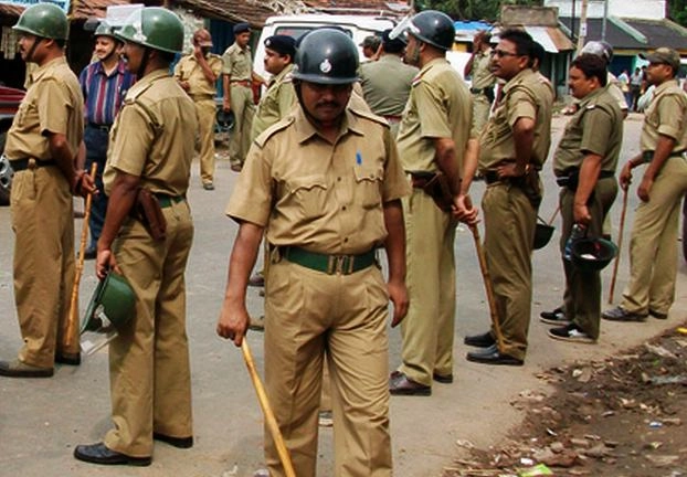 Corona virus : अब अलीगढ़ में पुलिस पर पथराव, 25 पर मामला दर्ज - Police stoned in Aligarh, case registered on 25