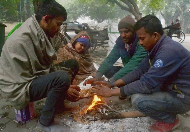 Weather Updates: गलनभरी ठंड से ठिठुरा पूरा उत्तरप्रदेश, घना कोहरा छाया - Severe cold in Uttar Pradesh