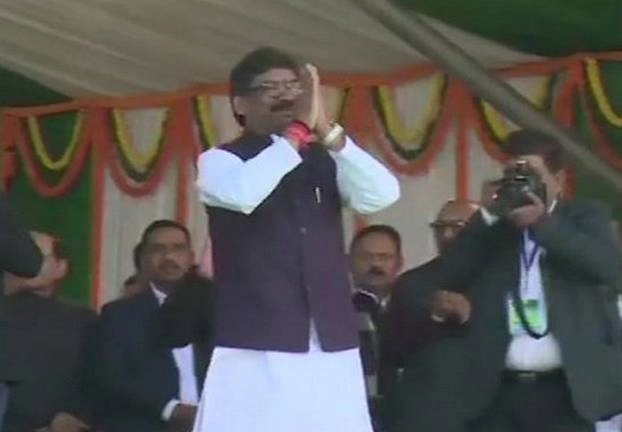 झारखंड के 11वें मुख्यमंत्री बने हेमंत सोरेन, मंच पर विपक्षी नेताओं का जमावड़ा - jharkhand hemant soren swearing in ceremony