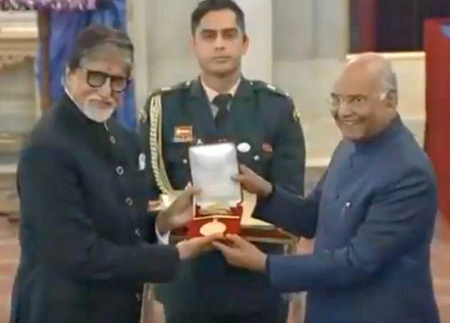 अमिताभ बच्चन को मिला दादा साहब फाल्के अवॉर्ड, राष्ट्रपति ने किया सम्मानित - amitabh bachchan honoured with dada saheb phalke award at rashtrapati bhavan