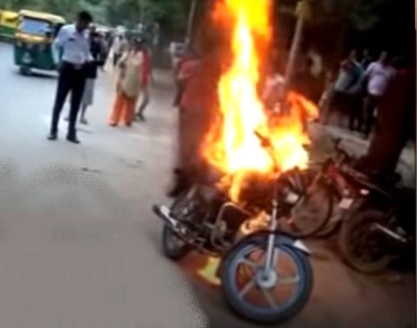 डिलीवरी बॉय का गुस्सा, दिल्ली में पुलिस ने चालान काटा तो जला दी बाइक - Delhi police cuts chalan, delivery buy burns bike
