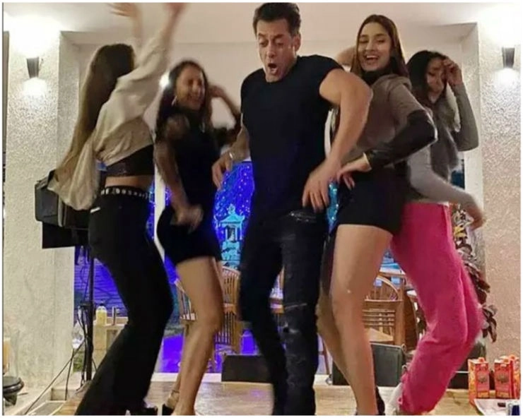 सलमान खान ने न्यू ईयर पार्टी में टेबल पर चढ़कर किया डांस, Viral हुईं तस्‍वीरें - Salman Khan dances on Table with Saiee Manjrejar in New Year party, photos viral