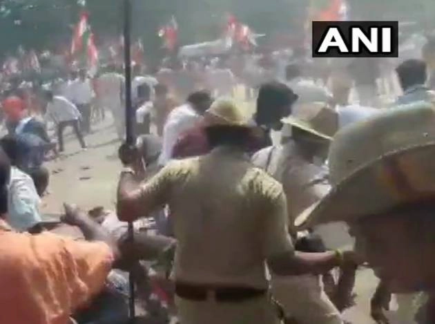 CAA के समर्थन में बिना अनुमति जुलूस निकाल रहे BJP कार्यकर्ताओं पर पुलिस का लाठीचार्ज - Police resorted to lathi charge on people who were staging a demonstration in favour of CitizenshipAmendementAct