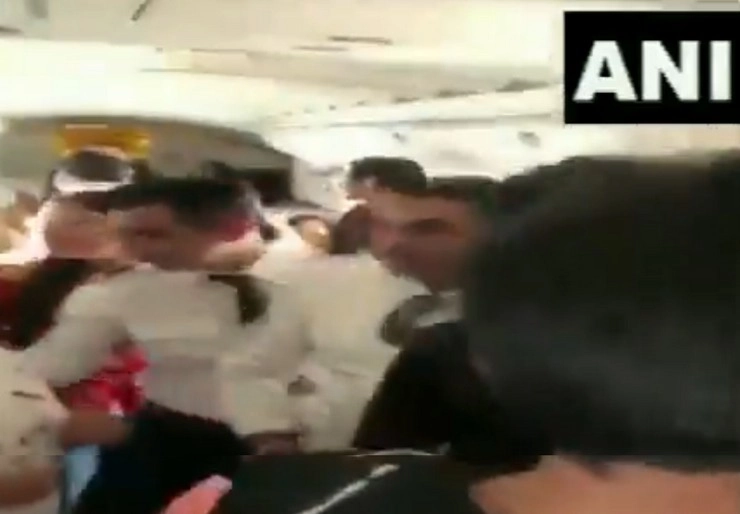Air India के विमान में यात्रियों ने चालक दल के साथ की धक्का-मुक्की, कॉकपिट का दरवाजा तोड़ने की दी धमकी, वायरल हुआ वीडियो