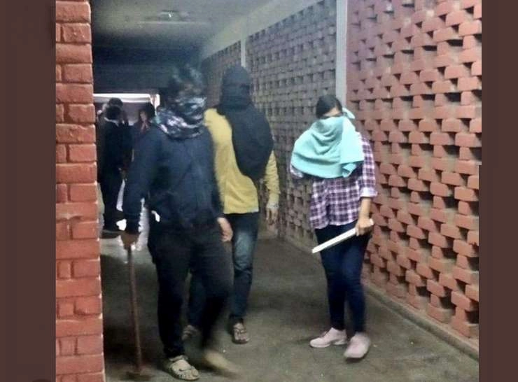 JNU हिंसा : सुरक्षा के डर से कई छात्राओं ने कैंपस छोड़ा - after jnu violence fearing for safety several students leave campus